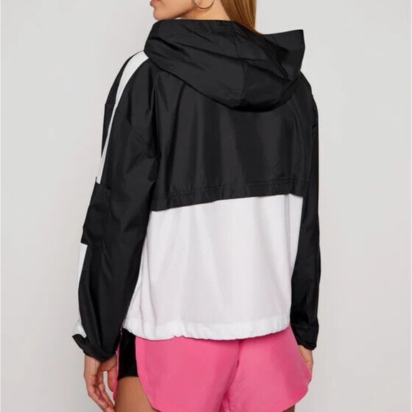 Nike women’s windbreaker jacket - Picture 9 of 9